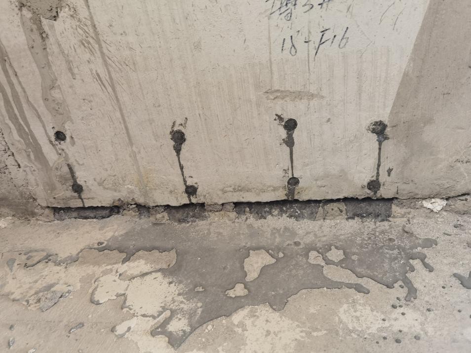 灌漿后出漿孔及底部接縫的漿料滲漏痕跡.jpg
